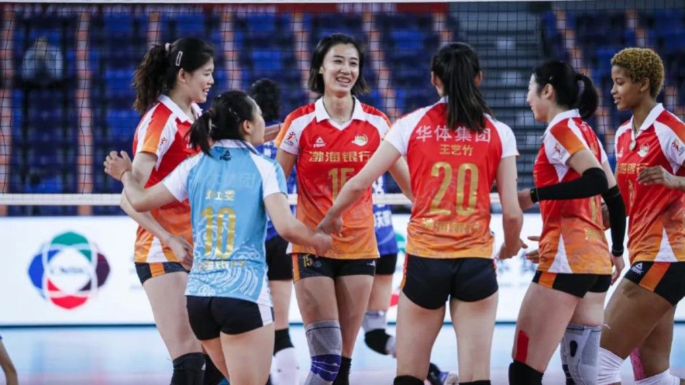 张嘉佳6.22生日同天开机 携手“天选刘十三”彭昱畅重聚云边镇2018年出版，2022年确定影视化，关于《云边有个小卖部》灵魂人物“刘十三”的人选，书粉们的讨论从未停止